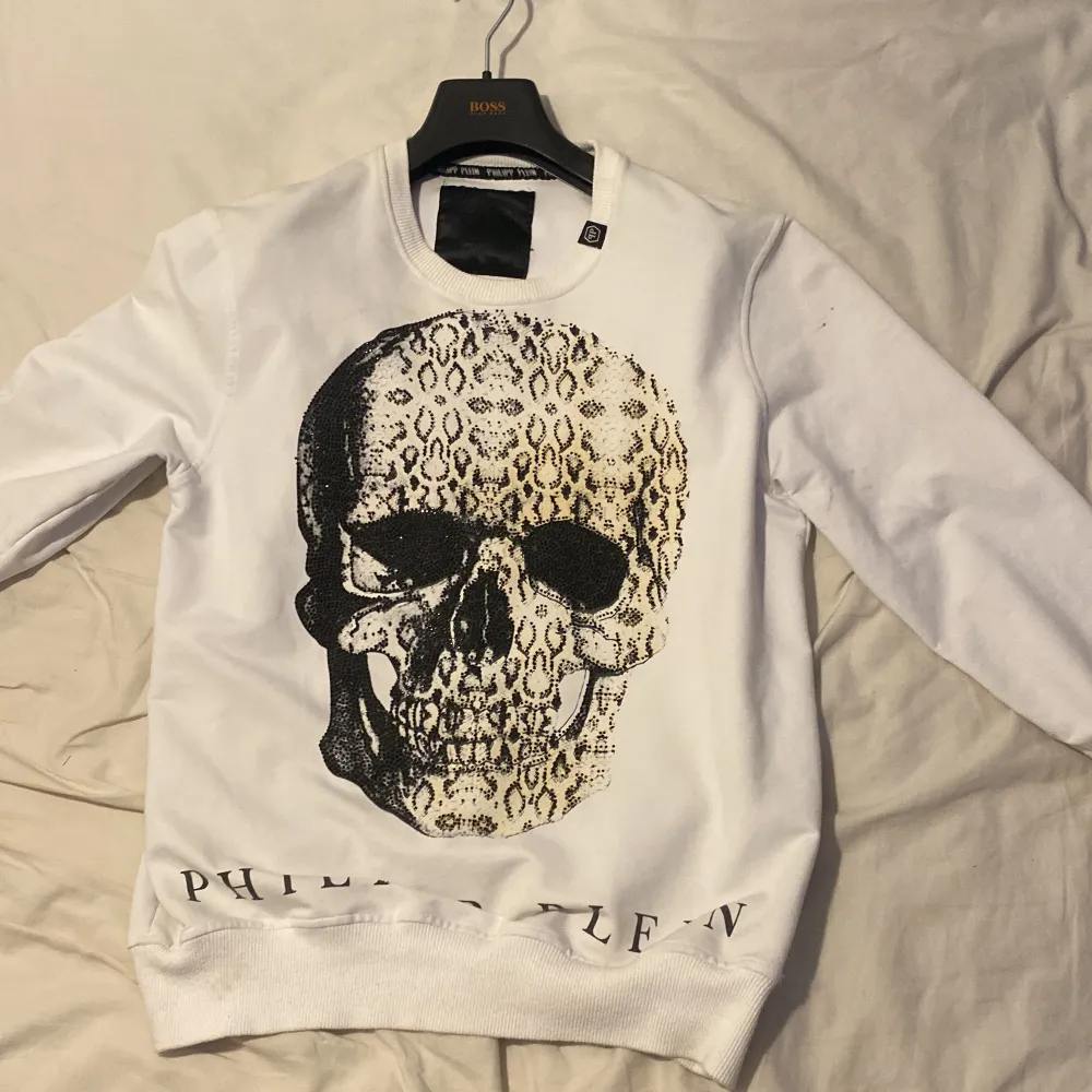 Hej säljer min philipp plein tröja pga av att den är för liten för mig. Storlek medium. Kvitto fins inte  pågrund av att jag fick den av  min mormor. Skick 8/10 . Tröjor & Koftor.