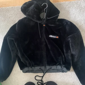 Ellesse päls  - Ellesse päls, använd fåtal gånger, knytning i magen, storlek 38