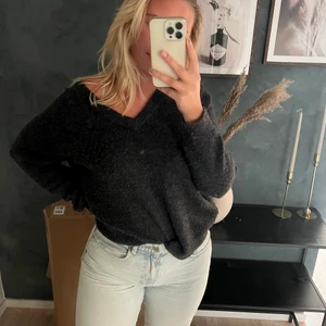 Grå stickad tröja - Så mysig grå stickad tröja som är v-ringad. Skitsnygga att dra ner lite på axeln. Strl M 