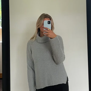 Stickad tröja  - En grå stickad tröja i storlek M men skulle säga att de är som en S! Perfekt till hösten🤎🤎