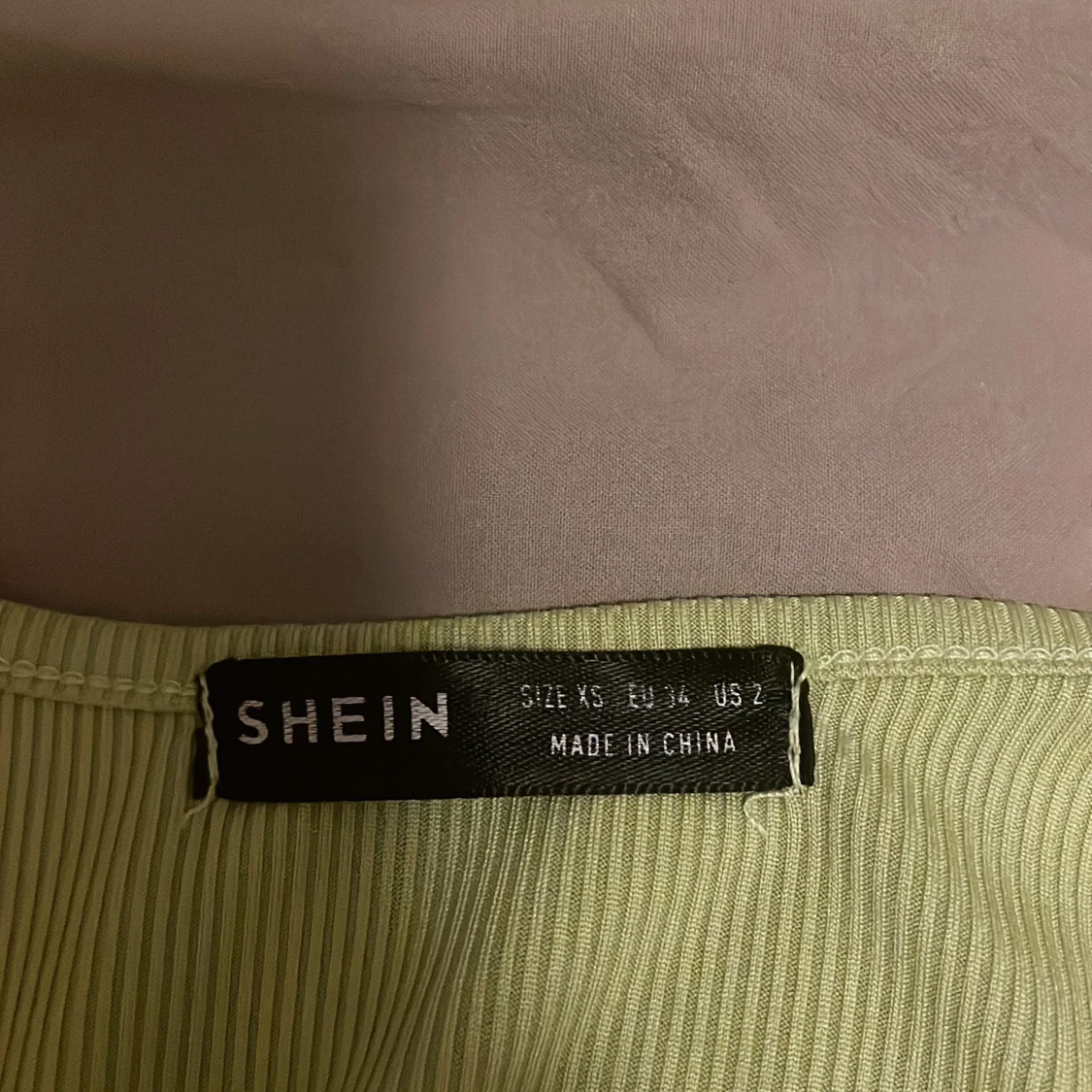 Grön topp med cut out - 91