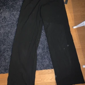 Kostymbyxor - Ett par snygga kostymbyxor med smal midja. Använts en gång, försmå. Bra skick och väldigt trendiga.