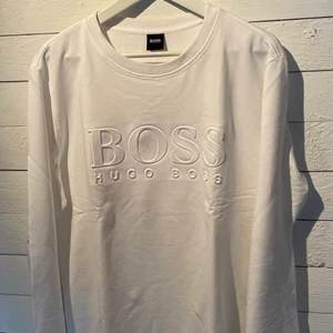 Hugo Boss tröja - Vit Hugo Boss tröja storlek XL. Nyskick