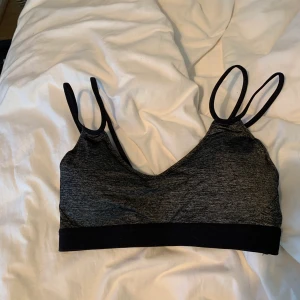 Sport-bh - Jättefin sport-bh från Nike som är oanvänd. Säljer då den är för liten för mig. Köparen står för frakt❤️