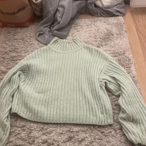 Grön stickad tröja  - En fin ljusgrön stickad polotröja. Näst intill oanvänd! Super mjuk i materialet! Köparen står för frakten!