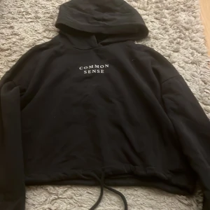 GINA TRÖJA - Fin Gina tröja. Köpt 2019. Nästan oanvänd o fint skick! Snörning längst ner där man kan styra själv hur hårt man vill att tröjan ska sitta! 