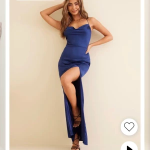 Festklänning/balklänning - En lång blå klänning i satin liknande mterial. Endast använt vid ett tillfälle. En perfekt klänning till bröllopsfester/bal eller liknande. Kontakta mig privat för bilder när klänningen sitter på och passform osv.