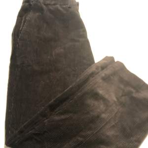 Säljer ett par straight legged Manchester byxor som är mörkbruna (vet att de ser svart ut på bilderna). Otroligt lite använda och helt perfekt skick och så är dom jävligt coola 