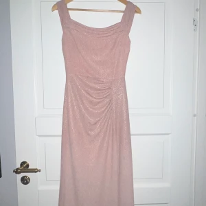 Balklänning - Jätte fin ljusrosa balklänning med knytning i ryggen. Stretchigt material och går att knyta i ryggen till önskad storlek. Unik specialdesignad klänning köpt hos en skräddare i Kroatien, finns därför endast ett exemplar. Nypris 2300 kr💓💓💓