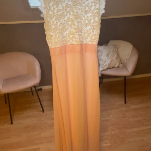 Klänning med dragkedja stl L - En klänning som min mamma köpte som varken hon eller jag kunde ha, därmed aldrig använd. Hon köpte den från någon sida som jag inte vet vad det var men hon vet att hon köpte den för 500 och somsagt aldrig använd 