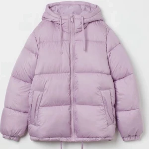 Vinterjacka - Säljer nu min fina vinterjacka från HM. Köpt i januari i år och är därför knappt använd, så som ny☺️ Väldigt varm och bekväm. Skriv gärna för bilder på min egen så fixar jag det!