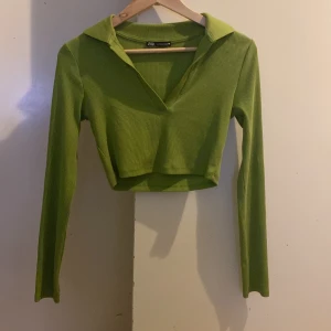 storlek:XS - Säljer den här super söta gröna toppen från Zara. har använt den enbart 2 gånger så den är i super bra skick. 