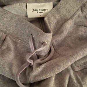 Juicy couture byxor - Säljer mina byxor från juicy couture i strl M (känns mer som S pga tvättade en del) Färgen Grey marl. Nypris 1099kr.  Säljer för 629 + frakt!  😋(postad 14/09/22)