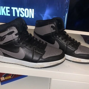 Jordan 1 shadow red  - Har använts 1 gång bara, är i bra skick
