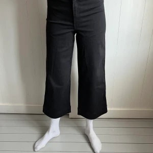 Utsvängda byxor  - Utsvängda byxor från H&M i storlek 38. HELT OANVÄNDA