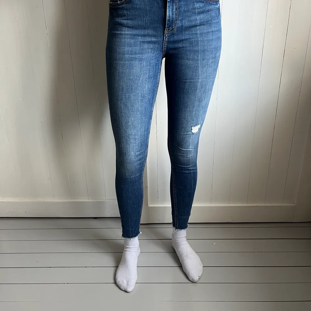 Jeans från vero Moda i Strl M. Har en ögla på byxan som har lossnat men är lätt att fixa!  Annars i bra skick. . Jeans & Byxor.