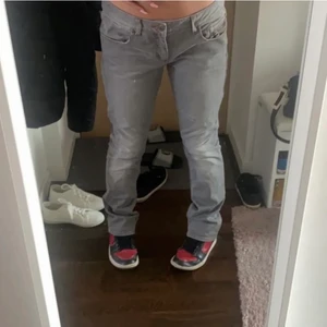 Lågmidgade jeans  - Super fina låga jeans köpte här på plick men säljer för att dom är lite för långa på mig som är 164❤️står igen storlek men gissar på att dom är i 29 typ❤️