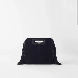 Maje väska  - INTRESSEKOLL på min marin blåa maje väska i mocka! Köptes för 2400kr i december 2021 och är som ny, nästan helt oanvänd. Guld kedja medföljer, start pris 1400kr+frakt (kan mötas upp i Sthlm)💕Direkt pris 1800kr