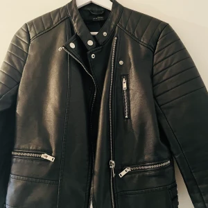 Skinnjacka från Zara  - Säljer denna för att den är för liten, passar dig som har S-storlek. Använt ett få tal gånger och bra skick. 