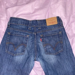 Lågmidjade levis jeans - Snygga lågmidjade jeans, passar en xs. hör av er för mer info<3