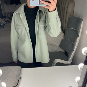 Jacka Gina Trico - Mintrgrön jacka i mjukt material från gina, två stora fickor och knappar nästan oanvänd.   INTE SAMMA SOM DEN ANDRA JACKAN 