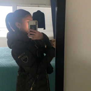 2 pälsjackor för 1600 - jag säljer båda pälsjackorna för 1600 kr, priset går att diskutera vid snabbaffär. Den svarta jackan är köpt på garoff för runt 2000, det är inte äkta päls men den ser fluffig och äkta ut. Den mörkbruna är köpt för 2800, äkta päls och jättebra skick!!