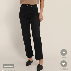 Jeans  - Svarta jeans ifrån NA-KD i storlek 36. (Dom går ner enda till hälarna på mig som är 172cm)