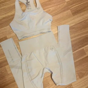 Womens best träningsset S - Använd 1 gång,så det är i nyskick. Ljusgrå färg.