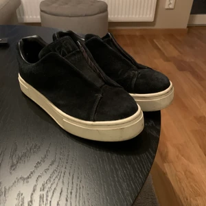 Eytys  - Svarta snygga eytys  Användt skick, fina!