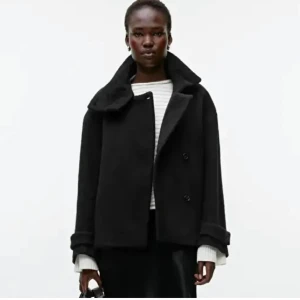 Arket kappa - Intressekoll på denna korta kappan från arket. Aldrig använd, helt ny💕 ❌FÅR OTROLIGT MÅNGA MEDDELANDEN, FÖRSÖKER SVARA SÅ SNABBT JAG KAN❌bud på 2600