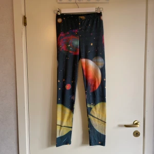 Tights med rymdmönster - Sköna tights med härligt rymdmönstee från Topshop i storlek 36. Använda och därmed noppriga om man tittar nära men annars fint skick!