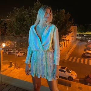 Randig linneklänning  - Säljer denna zara klänningen från förra sommaren! Använd 1 gång. Köparen står för frakten. 