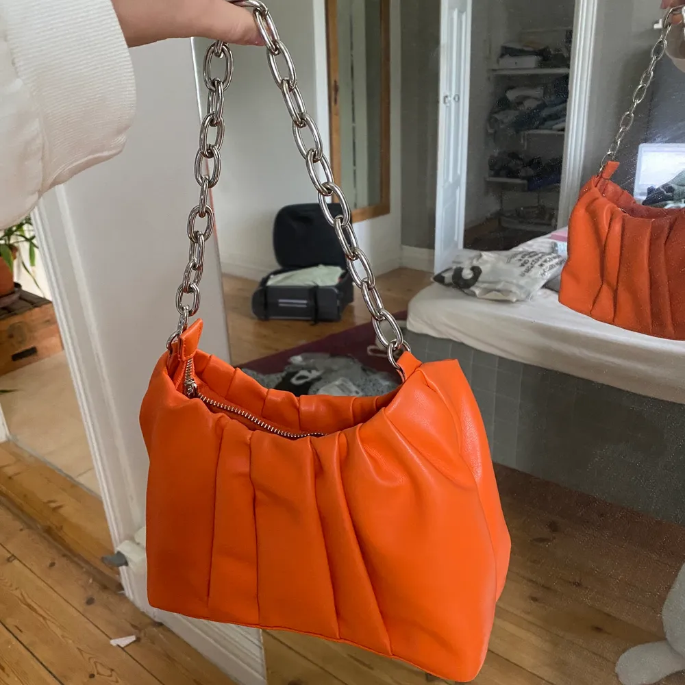 Snygg väska från Bershka i orange, knappt använd. Frakt ca 50kr, skickar endast . Accessoarer.