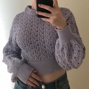 Lila stickad tröja - Super gullig sirenlila stickad tröja med snörning i ryggen😍🫶🏻💜!!! Älskar den super mycket men tyvärr så är den för stor för mig som vanligtvis har 36 i toppar🫶🏻