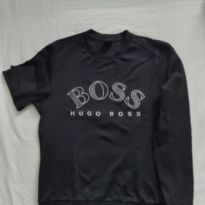 Svart Boss tröja  - Svart långärmad Hugo Boss tröja, storlek M men funkar på passform S 