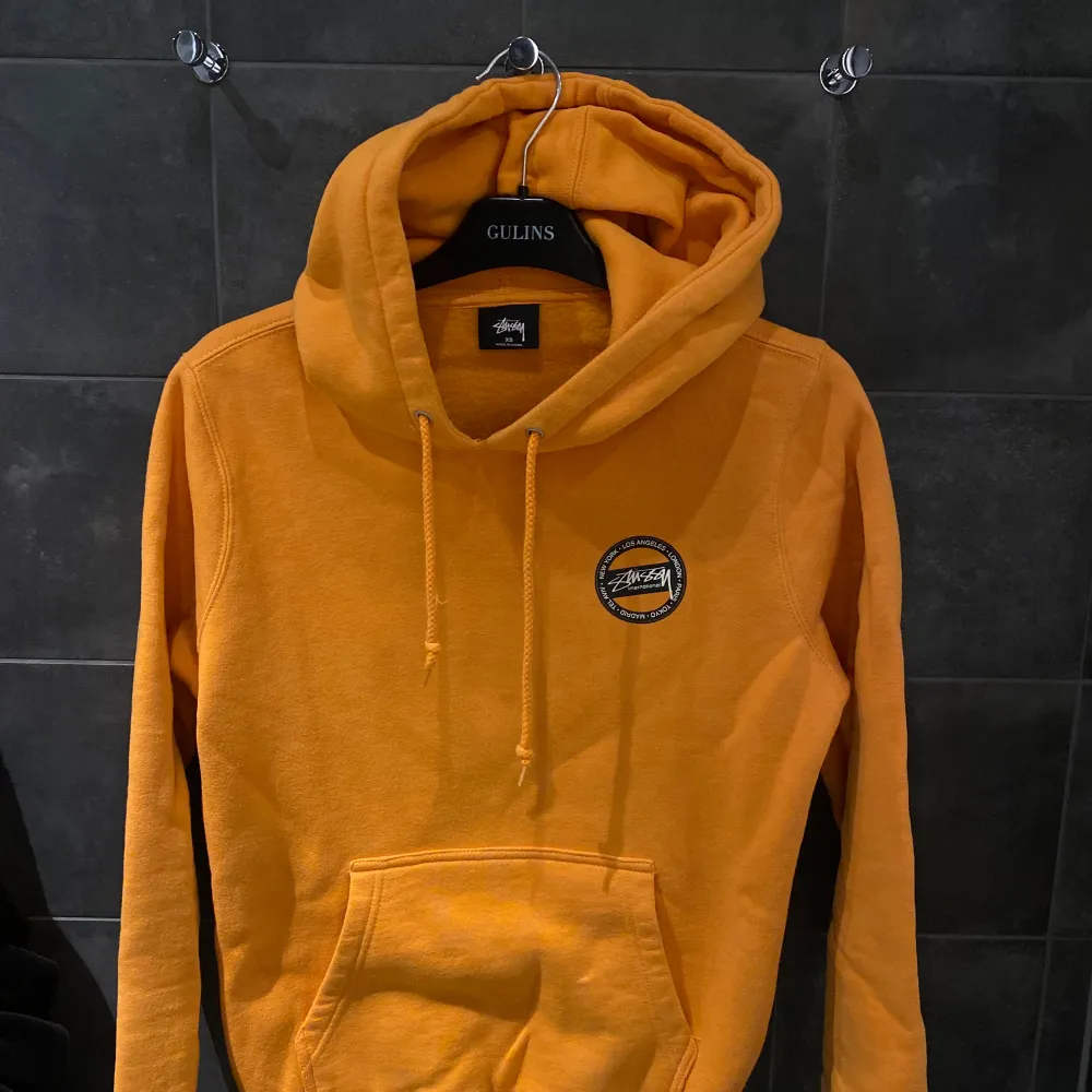 Sparsamt använd stüssy hoodie. Xs, orange. 500 kr, ej inkl frakt😊. Hoodies.
