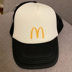 McDonalds keps - En fet keps från självaste McDonalds, vann den när jag körde ett av deras spel men har aldrig använt den. Precis som ny, limited edition och finns ingen annan stans. 