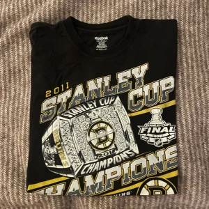 stanley cup t-shirt  - riktigt snygg t-shirt från reebok med stort tryck. stanley cup finals 2011. använd flitigt, men har snarare bidragit till tröjans vintage känsla mer än att den blivit sliten. riktigt snygg fit.  tveka inte på att höra av dig om du är intresserad! 