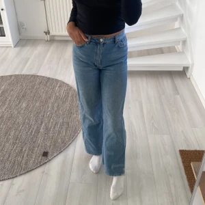 Jeans  - Säljer dessa Jeans från monki då de är korta på mig som är 174🫶🏽