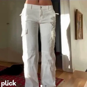 Cargobyxor - ❗️Första bilden är lånad. Jättefina Cargobyxor från Zara, vissa små fläckar som inte går bort och skickar gärna fler bilder om det önskas!! Strl 36 men skulle säga att de passar 38 oxå🙌🏼 kan posta