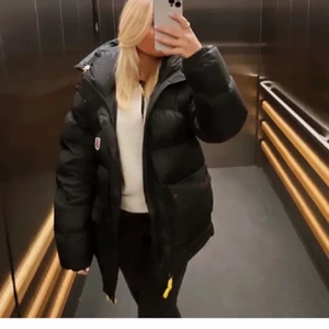 Fjällräven jacka - Svart fjällräven jacka strl M , passar mig som är cirka 168cm lång och oftast har S/M i kläder🤍 köpt i vintras på fjällrävens egna hemsida och är  i nyskick 