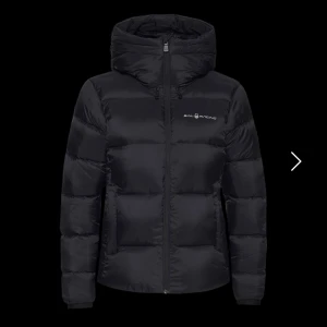 Sail racing down Hood jacket - Nästan en helt ny jacka, i nyskick. Köpte förra året men är nu intresserad av en ny jacka. Köpte för 5000kr säljer för 3500kr