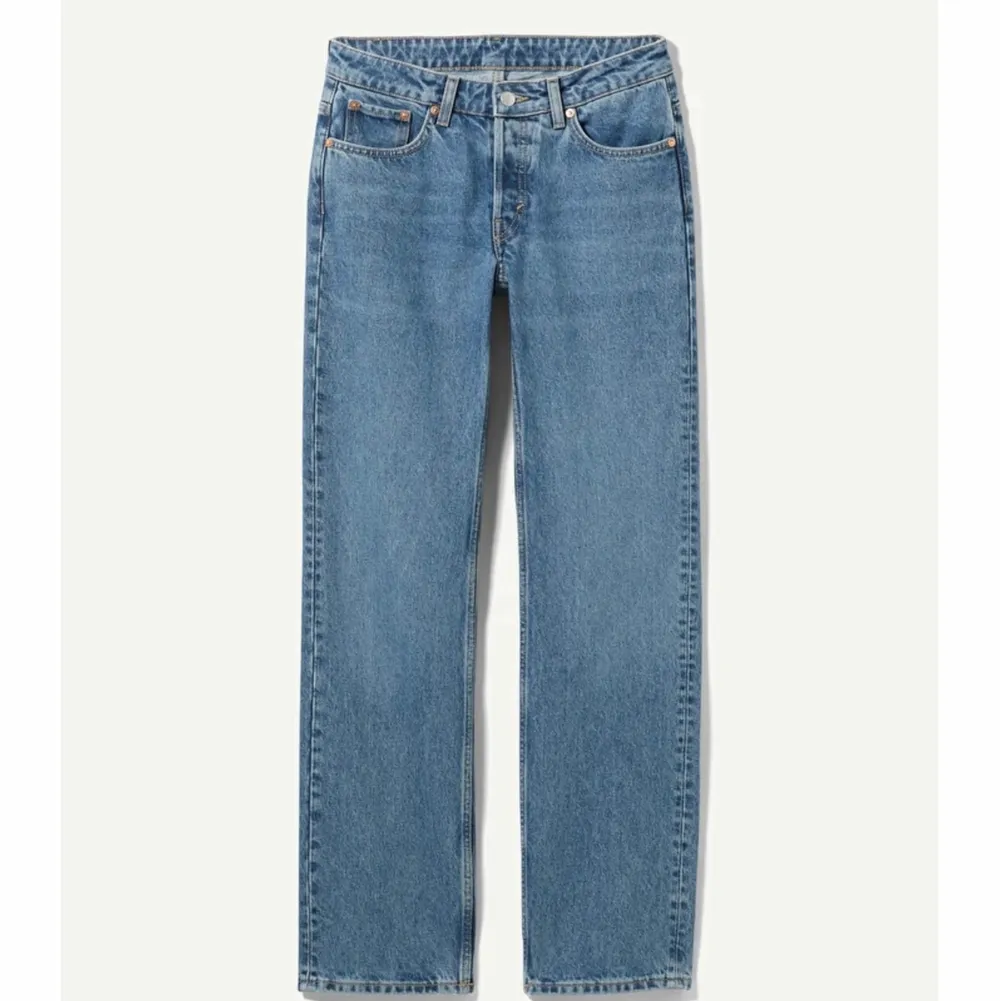 Säljer mina Pin jeans från weekday. Jätte snygg modell mid/low Waist. Sitter jätte fint i rumpan😌 storlek 23 jag är 158 passar nog nån 155-160 skriv så skickar jag bilder på💕💕. Jeans & Byxor.