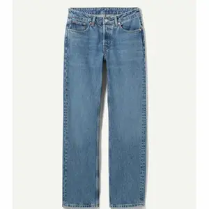 Säljer mina Pin jeans från weekday. Jätte snygg modell mid/low Waist. Sitter jätte fint i rumpan😌 storlek 23 jag är 158 passar nog nån 155-160 skriv så skickar jag bilder på💕💕