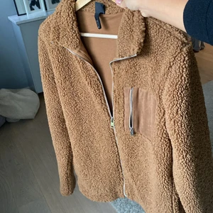 Pile jacka från HM  - Brun mjuk jacka med dragkedja, som ny. Storlek M / 38 Sidfickor samt bröstficka. 