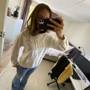 Vit hoodie med tryck - Vit hoodie med tryck. Använd ENDAST 1 gång❤️
