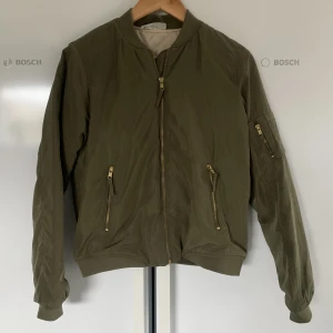 Jacka - Militärgrön bomberjacka i medium från Noisy May.