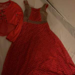 En jätte fin klänning med en rosa kofta köpte den för 1000 kr och änvänd bara 3-4 gånger 