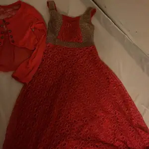 En jätte fin klänning med en rosa kofta köpte den för 1000 kr och änvänd bara 3-4 gånger 