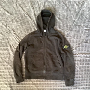 Stone Island tröja - Solbränd Köptes för ca 3000kronor ÄKTA! 